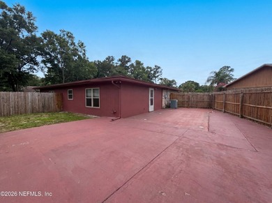 A one-story Jacksonville home on a cul-de-sac, featuring four - photo 20