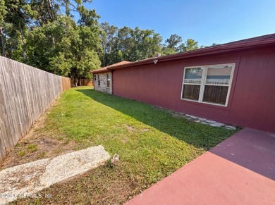 A one-story Jacksonville home on a cul-de-sac, featuring four - photo 21