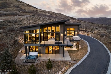 This stunning 4 bedroom home in SkyRidge offers breathtaking - photo 2