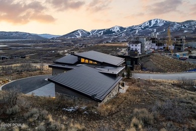 This stunning 4 bedroom home in SkyRidge offers breathtaking - photo 3