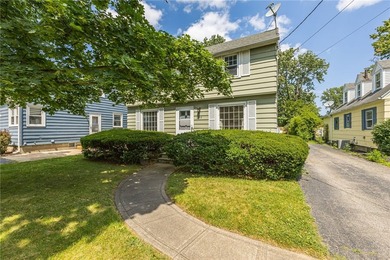 Great opportunity in Greece! This classic 3-bedroom, 1-bath home - photo 3