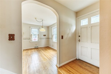 Great opportunity in Greece! This classic 3-bedroom, 1-bath home - photo 4
