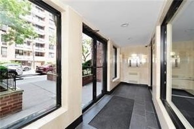 Back on Market. Welcome to this Bright And Spacious Two Bedroom - photo 3
