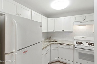 Beautifully updated 1-bedroom condominium in the heart of Lake - photo 15