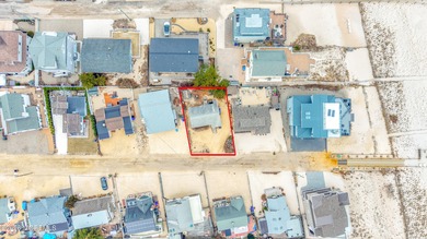 Dream location only 2 homes from the ocean on a quiet sandy lane