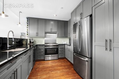 This oversized floor-through 2-bedroom / 2-bath condo offers - photo 4