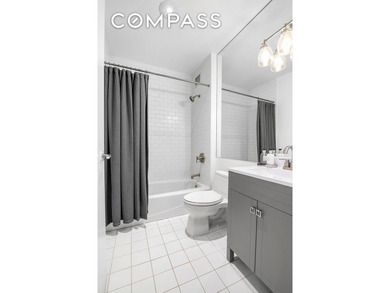 This oversized floor-through 2-bedroom / 2-bath condo offers - photo 10
