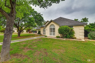 Welcome to this beautifully maintained 4-bedroom, 2.5-bath home - photo 3