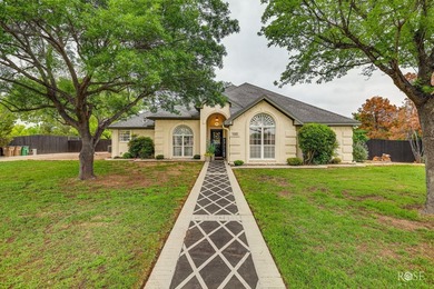 Welcome to this beautifully maintained 4-bedroom, 2.5-bath home - photo 6