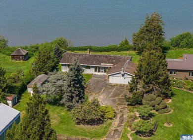 Rare, stunning waterfront property ready for your remodel - photo 1