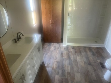 Discover easy lake-country living in this charming 3-bedroom - photo 2