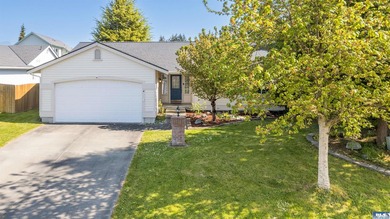 Move in ready home surrounded by a green-belt on two sides in - photo 2