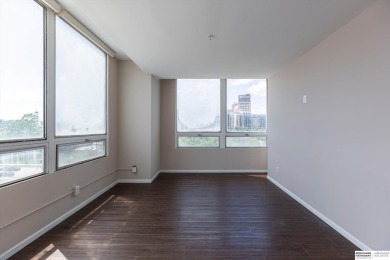 Charlie Sutton, M: , charlie.sutton,   - Enjoy the vibrant condo