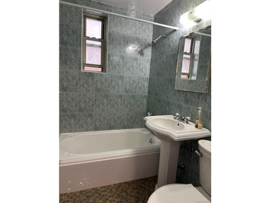 Beautiful 1-bedroom apartment in the heart of Forest Hills! This - photo 6