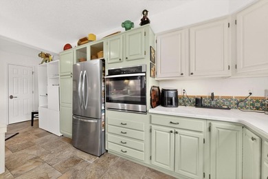 Welcome to a peaceful oasis with incredible views! This updated - photo 2