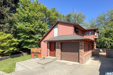 Tucked into a peaceful, creekside setting, this 3-bedroom - photo 5