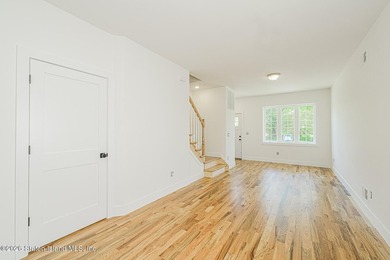An exceptional new construction semi-detached single-family home - photo 6