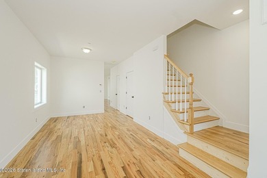 An exceptional new construction semi-detached single-family home - photo 10