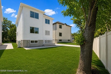An exceptional new construction 6/6 two-family home offering 2 - photo 4