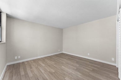 Welcome to this spacious beautifully updated two-bedroom - photo 14