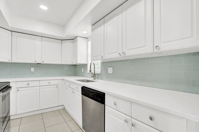 LOCATION, LOCATION, LOCATION! Located in the heart of Palm Beach - photo 2
