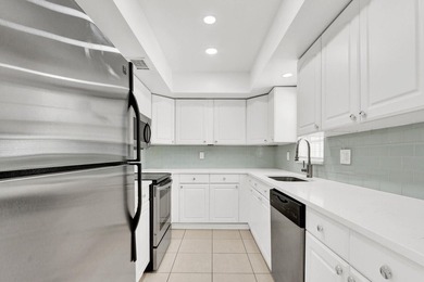LOCATION, LOCATION, LOCATION! Located in the heart of Palm Beach - photo 3