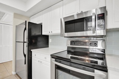LOCATION, LOCATION, LOCATION! Located in the heart of Palm Beach - photo 4