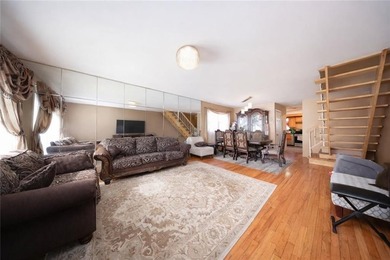 Newly renovated Semi-Detached Single-Family Home in Prime - photo 5