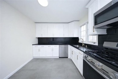 Newly renovated Semi-Detached Single-Family Home in Prime - photo 8