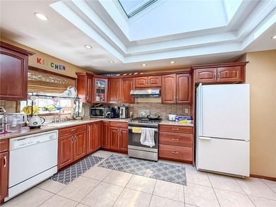 Welcome to this beautifully maintained, bright, and fully - photo 9