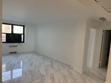 Well Kept 1 Bedroom, 1 Bathroom 2nd floor condo in a Beachfront