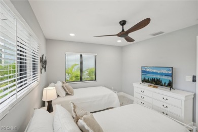 Priced to sell today! Stunning 3 bedroom 2 bath waterfront pool - photo 12