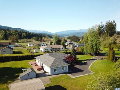 MAGNIFICENT SHOWPIECE! Just moments from all that Sequim has to - photo 4