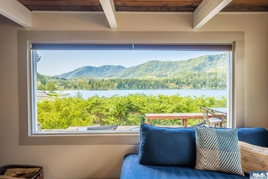 Welcome to lake life at Mallard Cove on Lake Sutherland! This 2 - photo 1