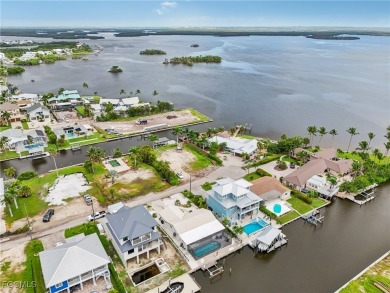 Priced to sell today! Stunning 3 bedroom 2 bath waterfront pool - photo 32