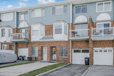Welcome to 192 Monahan Ave- this recently renovated and spacious - photo 3