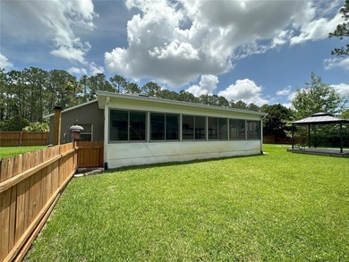 There's plenty of space inside and outside of this 5 Bedroom, 2 - photo 43