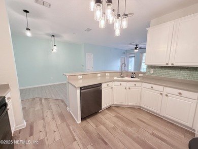 Welcome to this spacious and well-kept 2-bedroom, 2-bath condo - photo 8