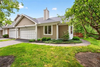 Welcome to 15 Foxborough Lane! This beautifully maintained - photo 1