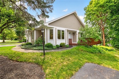 Welcome to 15 Foxborough Lane! This beautifully maintained - photo 3