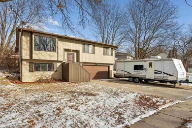 (private lake, pond, creek) Home For Sale in Iowacity Iowa