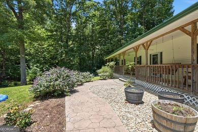 SPRAWLING RANCH RETREAT ON 2.5 ACRES MINUTES FROM DOWNTOWN - photo 3