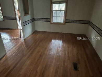 ***CASH ONLY- NO TITLE FOR MOBILE HOME***Come see this 3