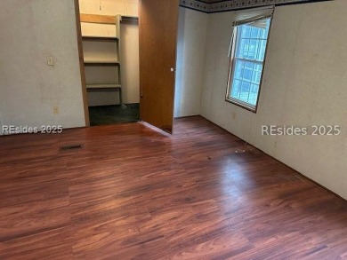 ***CASH ONLY- NO TITLE FOR MOBILE HOME***Come see this 3