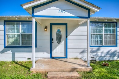 Check out this 2 bedroom, 1 bath home! Located on a corner lot - photo 2