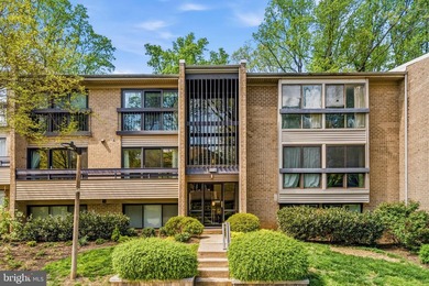 Welcome home to this beautifully updated condo in the - photo 2