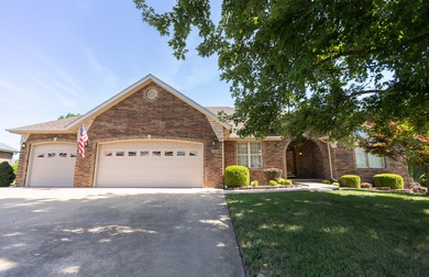 (private lake, pond, creek) Home Sale Pending in Nixa Missouri