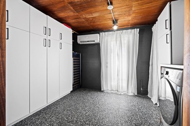 Beautifully updated 4/2 pool home in North Palm Beach. New metal - photo 25