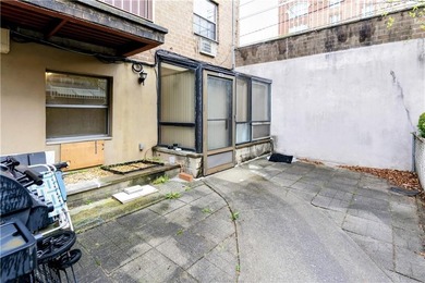 Spacious 1-bedroom condo located in a well-maintained complex in - photo 7