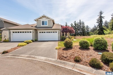 A beautifully updated and lovingly cared for townhouse, this - photo 4